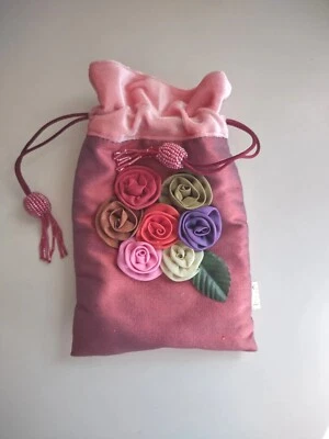 Beautiful "hue" Draw String Red Velvet Silk Pouch  Adorned with Flowers Tassel Foto 1 de 4