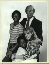 1982 Press Photo Conrad Bain poses with his Diff'rent Strokes family series