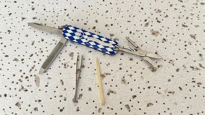 Victorinox 限量瑞士军刀经典(拜仁巴伐利亚)蓝色和白色多工具 — 第 1/4 张图片