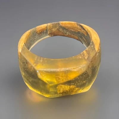 Anillo grueso vintage tallado artesanal de lucita y madera flotante talla 9 Foto 1 de 4