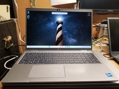 Dell Latitude 5520 15.6" i7-1185G7 3.0GHz 16GB RAM 512GB SSD Windows 11 Pro - Image 1 of 4