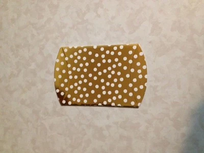 10 CAJAS DE ALMOHADA DE BRILLO DE LÁMINA DE LUNARES BLANCOS DORADAS CON RECUERDOS CAJAS DE ALMOHADAS Foto 1 de 4