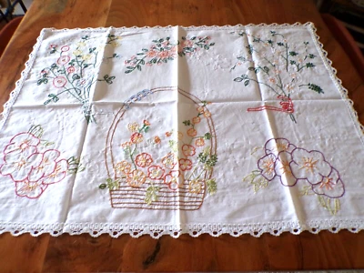 Linge ancien Napperon coton  brodé de fleurs et panier en couleurs - Photo 1/4