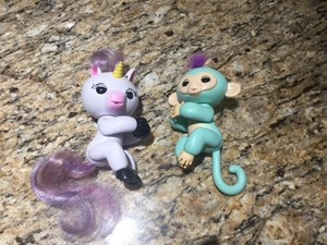 unicornio con cuerno con luz fingerlings