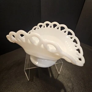 Vintage Smith Milchglas Standschale mit offenem Spitzenrand. (#361) - Bild 1 von 10