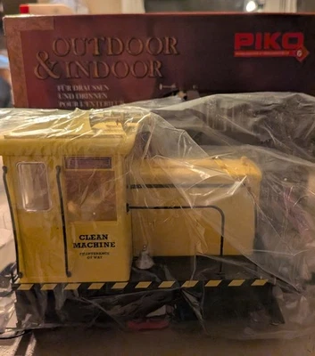 PIKO Clean Machine Track Cleaning Diesellok GE 25-Ton Yellow 38501 - Image 1 of 2