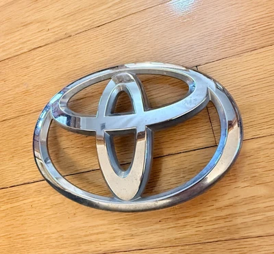 2011 2012 2013 TOYOTA HIGHLANDER Front Grille Emblem Chrome 90975-A2002 OEM - Image 1 of 4