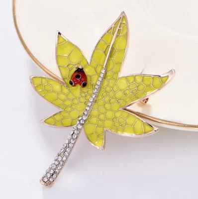 Broche prendedor de diamantes de imitación austriacos Ladybug hoja amarilla esmalte animales K05789 Foto 1 de 4