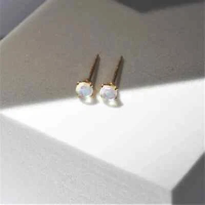 Pequeños pendientes delicados de plata de ley 925 enchapados en oro con piedra lunar Foto 1 de 3