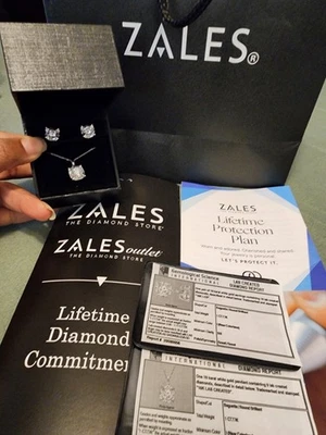 Colgante de oro blanco de 10 quilates con pendientes de 10 quilates a juego Foto 1 de 4