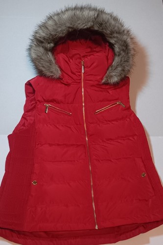 MICHAEL KORS giubbotto piumino rosso puffer con cappuccio foderato in pelliccia sintetica e dettagli zip oro.