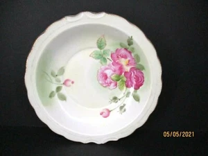 Rosa bávara pintada a mano porcelana verde pálido con bordes festoneados con rosas - Imagen 1 de 3