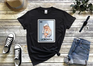 La Bichota Karol G, Bebecita Loteria T-Shirt, lustiges Geschenk.  - Bild 1 von 2