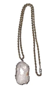CIONDOLO GEODE CRISTALLO DRUSO BIANCO SU TONO ARGENTO 28" COLLANA GIOIELLI - Foto 1 di 5