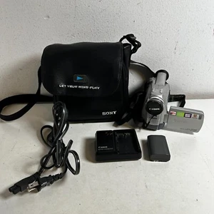 Canon ZR40 MiniDV LCD Screen 360X Digital Zoom NTSC Handheld Video Camcorder - Picture 1 of 15