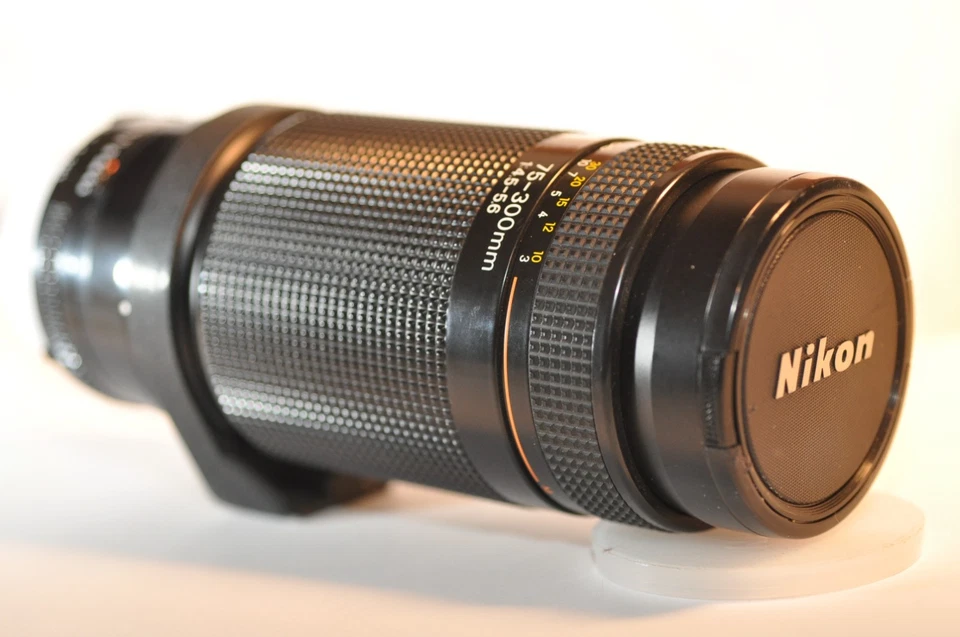 Nikon AF Nikkor 75-300mm FX lens for F3 FM2 N90 F100 D90 D7500 DF D610 D500 D850 - Image 1 of 4
