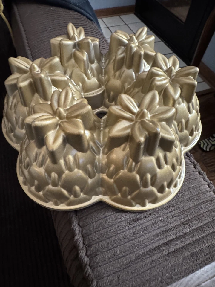 Nordic Ware Gold Aloha Hawaii Pineapple Bundt Cake Pan. New, missing packaging. - Image 1 of 4