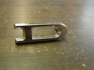 Emblema ornamento carta capô Ford 1968 LTD fabricante de equipamento original "D" - Imagem 1 de 3