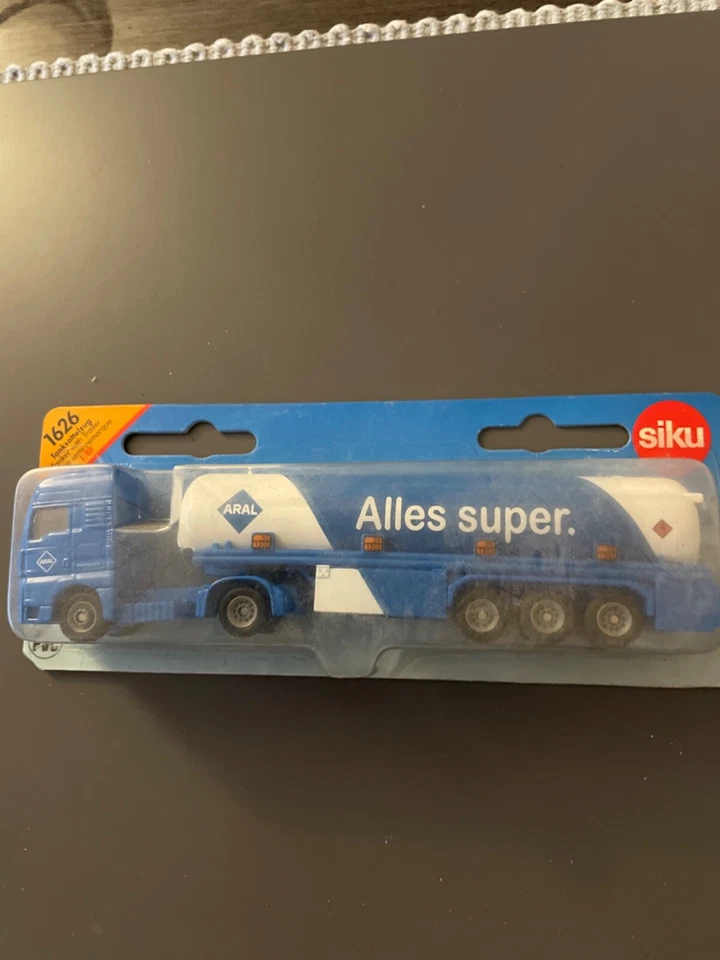 siku 1626 Truck and Trailer - Image 1 of 1
