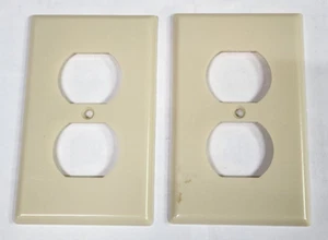 2 Vintage Ivory Outlet Plates Original SMOOTHIE Cover LEVITON USA Wall Plate - Bild 1 von 8