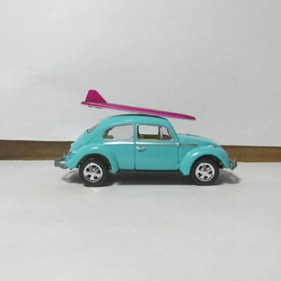Antiguo Volkswagen Beetle 1966 fundido a presión Johnny Lightning con 2 tablas de surf Foto 1 de 4