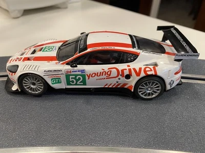 SCX DIGITAL Aston Martin DBR9 "Young Driver" #52 Slotcar Maßstab 1:32 gebraucht - Bild 1 von 4