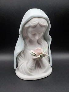 Estatuilla Virgen María sosteniendo una rosa de 7 pulgadas - Imagen 1 de 5