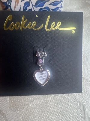 Nuevo con etiquetas Pin Cookie Lee Lindo Ángel con Circonita Cúbica Rosa Forma de Corazón Marco de Fotos   Foto 1 de 3
