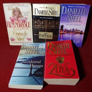 Lot of 5 Paperback Danielle Steel Books Remembrance, Zoya, Cottage, Perfect Life - Picture 1 of 13