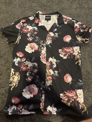 Camisa hawaiana de verano con estampado floral negra para hombre Boohoo HOMBRE S Foto 1 de 2