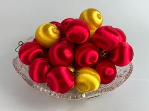 Vintage Lot Of 18 Red & Gold Satin Spun Silk Thread Christmas 2" Ball Ornaments - Picture 1 of 6