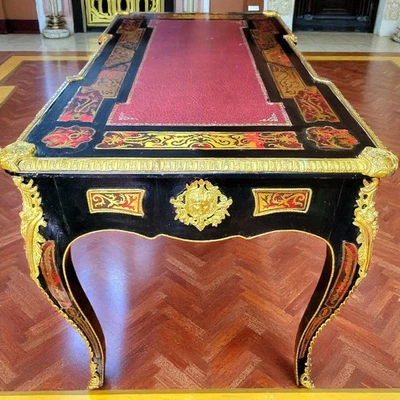 Escritorio antiguo estilo Boulle del siglo XIX con adornos dorados Foto 1 de 4