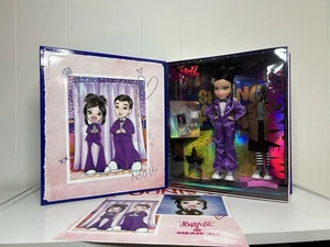Bambola da collezione Bratz x Mean Girls Janis Ian Spring Fling nuova con scatola - Foto 1 di 12