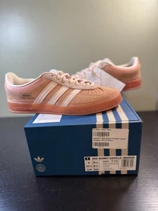 Adidas Bad Bunny x Gazelle Indoor 'Cabo Rojo' (Uomo 9/Donna 10.5) JS5052 - Foto 1 di 13