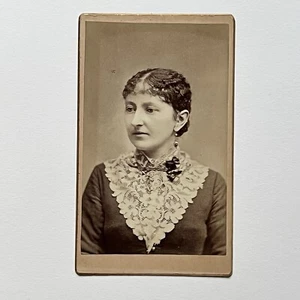 Antigua fotografía CDV hermosa mujer recatada encantadores pendientes de encaje - Imagen 1 de 8