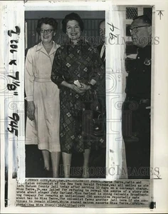 1959 Pressefoto Matrone begleitet Marie Torre aus dem Gefängnis von Hudson County, New Jersey - Bild 1 von 2