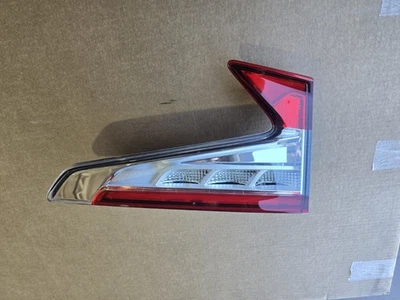 Luz trasera interior izquierda Acura RDX 2019-2022 LED (PLATEADA) usada OEM Foto 1 de 4