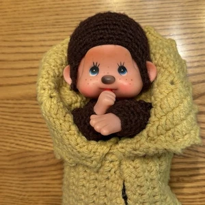 Muñeca bebé Monchhichi vintage chupar pulgar hecha a mano cuerpo de ganchillo y manta - Imagen 1 de 7
