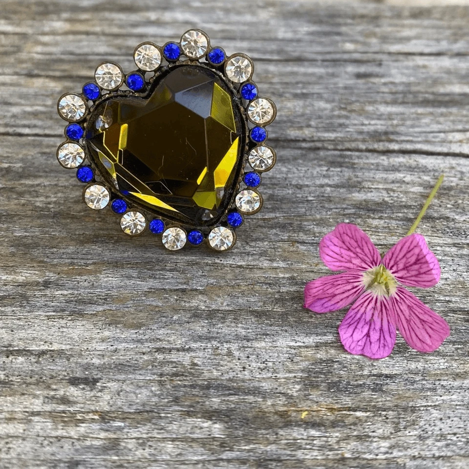 Anillo Corazón Betsey Johnson In The Azul Marino Caqui Verde Oliva y Azul Cristal Talla 7 Usado en Excelente Condición Foto 1 de 4