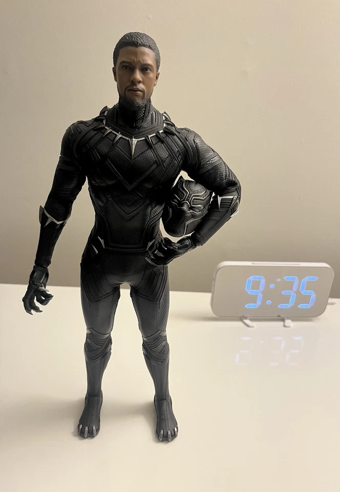 Figura Coleccionable Hot Toys MMS671 Pantera Negra Traje Original Escala 1/6 Foto 1 de 1