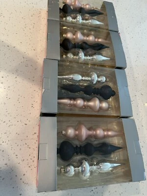 Adornos de vidrio con acabado de Navidad negro mate, rosa escarcha y plata Foto 1 de 4