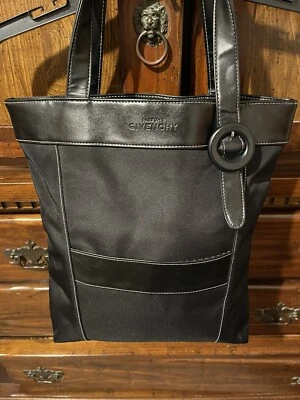 GIVENCHY PARFUMS BOLSO DE MANO NEGRO DELGADO IMITACIÓN CUERO CON BOLSILLO DELANTERO Foto 1 de 4