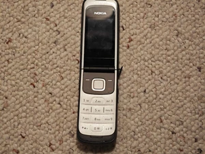 Téléphone portable à clapet Nokia 2720 pli 2720a-2b 2009 rétro vintage ; sans batterie - Photo 1 sur 8