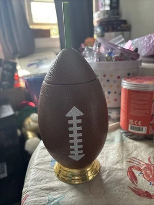 Vaso con forma de fútbol americano con pajita, 1 quilate 10 pulgadas de alto tapa desplegable y divertido Foto 1 de 4