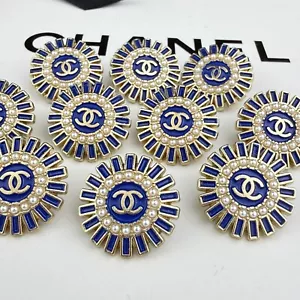 10 CHANEL BUTTONS BLUE GOLD FLOWER CC LOGO PEARLS 20MM VINTAGE - Picture 1 of 7