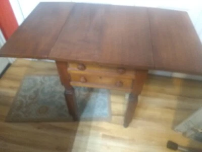 Mesa Pembroke con dos cajones con extremo lateral de nogal americano del siglo XIX Foto 1 de 4