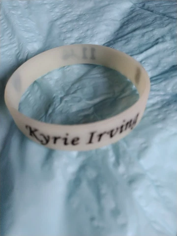 1 (One) NBA PLAYERS Kyrie Irving white SILICONE WRISTBAND BRACELET Cover