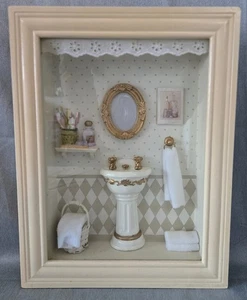Vintage viktorianisches Badezimmer Miniatur Diorama Schattenkasten Rahmen ist 141/2"x111/2" sehr guter Zustand - Bild 1 von 5