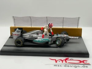 1:18 Schumacher Mercedes GP W03 Singapore Crash, limitiert, mit Zertifikat - Bild 1 von 15