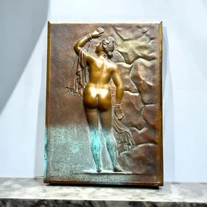 Antigua placa repoussé de cobre patinado clásica mujer desnuda - Imagen 1 de 7